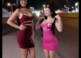 Dos putas se desnudan en publico