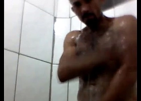 Homem na punheta no banho