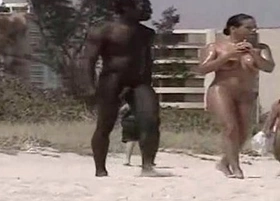 Negro en playa nudista