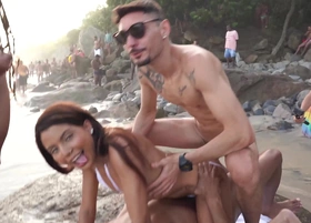 Daped-In-Public #3 : Bianca DANTAS fucks in skit be beneficial to a lot be beneficial to people at an overflooded beach (DAP, anal, public sex, monster cocks, voyeur, perfect ass, ATM, 3on1) OB299