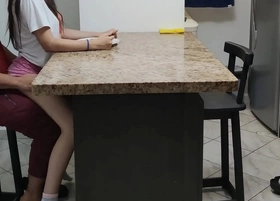 Me Gusta Comer Sentada en las Piernas de mi Tio