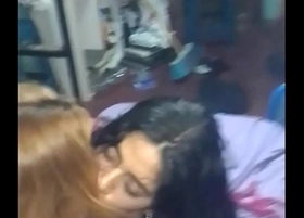 Las amigas se besan y las  pongo en cuatro
