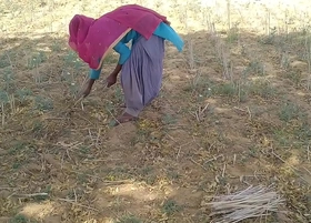 देसी इंडियन ब्वॉयफ्रेंड ने खेत में काम रही उसकी मस्त चोदा