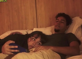 Mirando Netflix undergrowth mi hermanastra pero no pude evitar meter mi pene en su boca, casi nos descubren!!