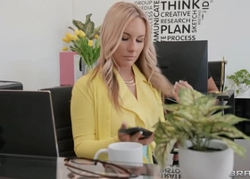 Ricky Johnson Stinking Bunny Inviting Sexy Selfies vanguard Office, Offered to Help & Fucks Her - BRAZZERS