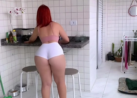 Contratei essa empregada, ela é tão gostosa, olha essa short que ela usou pra me provocar