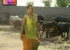 Nadia Ali dancing seductively in a scorching mujra on Gujjra Similarly