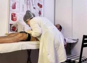 Paciente Não Aguenta e Fica Duro na Frente da Enfermeira Durante o Exame