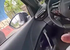 Punheta arriscada na rua para mulher que estava itty-bitty ponto de ônibus.